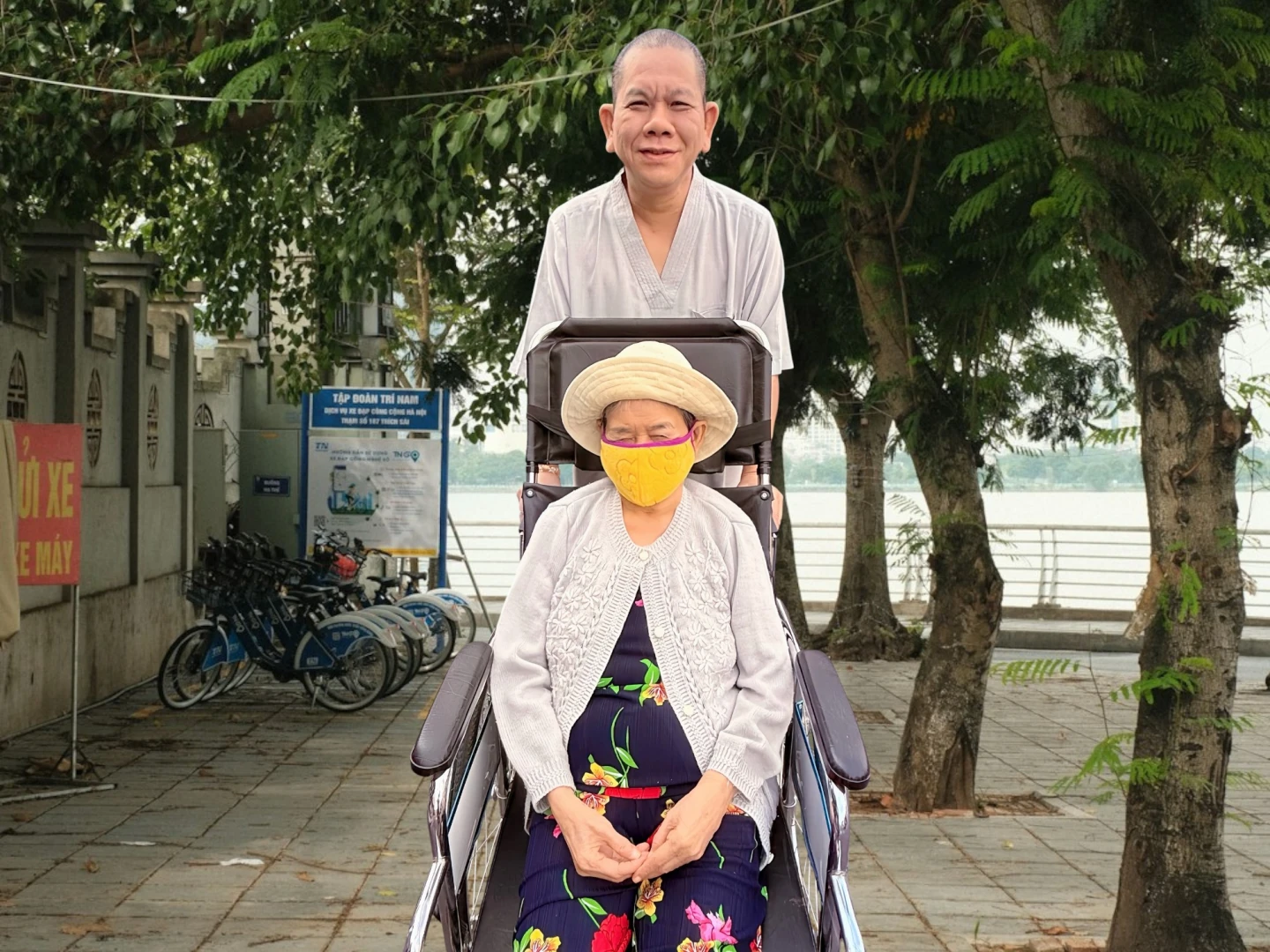 SỚM MAI ĐƯA MẸ ĐI TẮM NẮNG